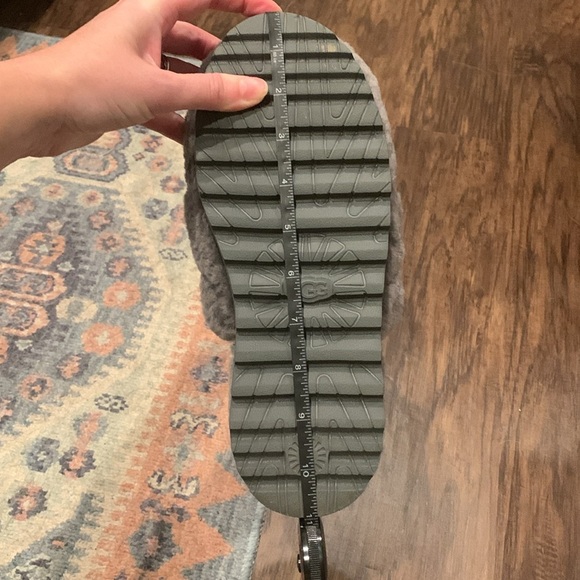 UGG women’s super fluff slippers - Picture 8 of 11